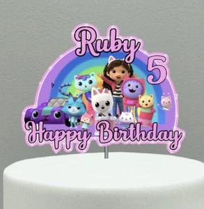 Decoración de pastel personalizada inspirada en la casa de muñecas Gabby's, brillo, capas, cumpleaños - Imagen 1 de 2