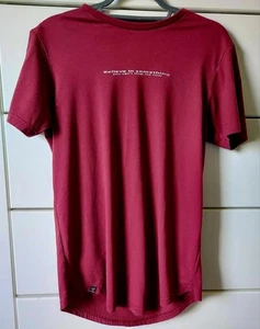 **LE BREVE**Size M**Deep Red Motif T-Shirt**"Believe in Something" - Picture 1 of 5