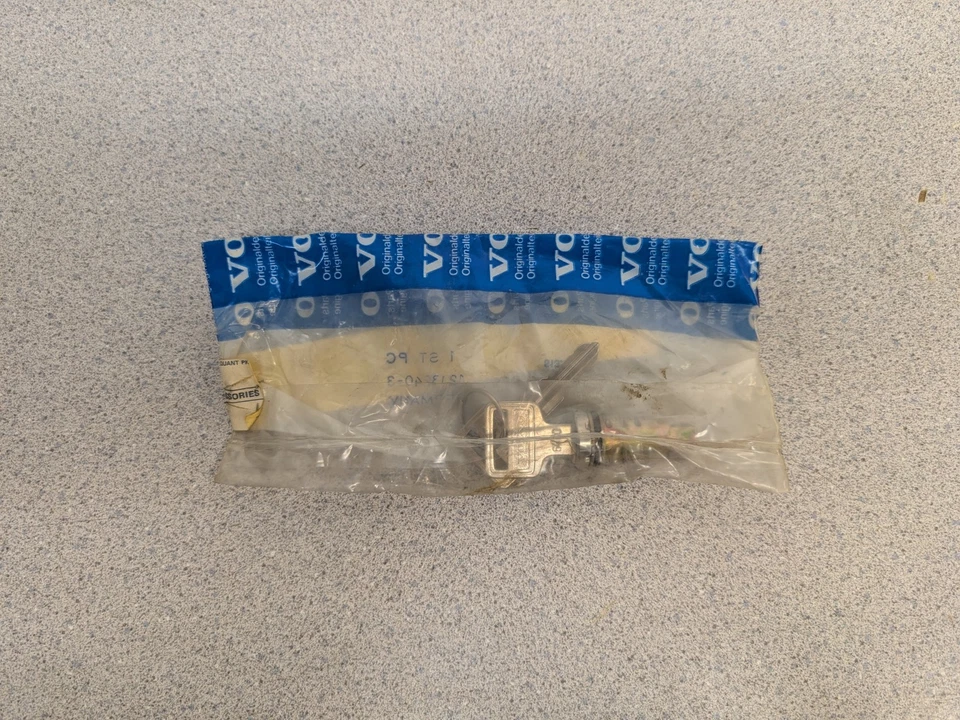 全新 NOS 原始设备制造商沃尔沃 140 164 240 260 1973 - 1979 后备箱锁 带 2 键 1213240 — 第 1/2 张图片