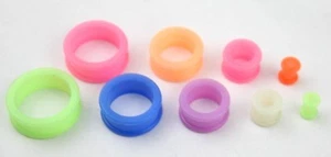 1 Glow In The Dark 5-26mm Pastel Silicone Stretcher Earing Flesh Tunnel Ear plug - Picture 1 of 3