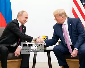 PRÄSIDENT TRUMP schüttelt Präsident Putins Hand 2019 - MAGA - 8X10 FOTO (#1026) - Bild 1 von 4