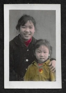 Handkoloriertes chinesisches Foto Happy Sister Mao Abzeichen China Kulturrevolution orig. - Bild 1 von 1