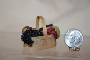 Miniature Dollhouse Wood Oval Basket w Red Green & Purple Grapes Artisan 1:12 - Imagen 1 de 10