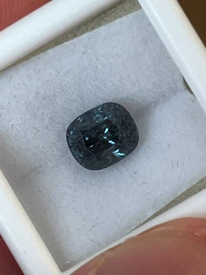 Espinela Birmania azul cobalto natural de 1,90 quilates. Piedra de aspecto precioso. Foto 1 de 4