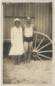 Traje de baño y aleta de hombre y mujer vestido de senderismo original foto real postal - Imagen 1 de 2