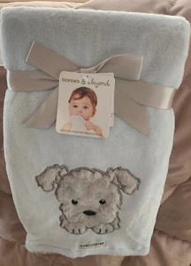 NUEVO CON ETIQUETAS MANTAS y AZUL MÁS ALLÁ con CACHORRO GRIS Peluche Vellón 27 x 32 Manta Bebé - Imagen 1 de 3