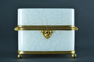 Raro Antiguo Clichy vidrio opalino Caja de baratijas Ataúd Latón Dorado Montaje 19Thc - Imagen 1 de 11