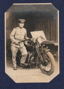 Foto WK2 Japan  Soldat mit Motorrad Japanische Armee Original Foto ca 8,5 x 6 cm - Imagen 1 de 2