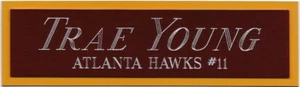 PLACA DE IDENTIFICACIÓN TRAE YOUNG ATLANTA HAWKS PARA BALONCESTO AUTOGRAFIADA FIRMADA-FOTO-PISO - Imagen 1 de 4