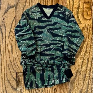 Conjunto de camisa y pantalones camuflados vintage años 80 a rayas de tigre  - Imagen 1 de 7