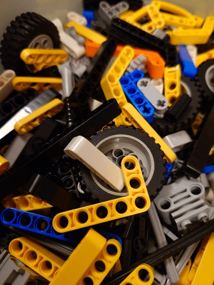 Lego Technic, Bricks, Parts and Pieces - Cleaned - Lightly Used - Image 1 of 1