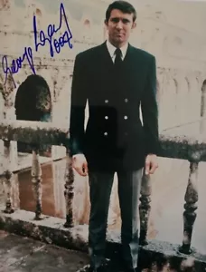 George Lazenby HAND SIGNED 10x8 James Bond 007 Photograph *IN PERSON* COA PROOF - Picture 1 of 2