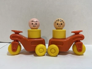 Vintage Fisher Price Little People Big & Chunky Babys auf Fahrrädern - Bild 1 von 3