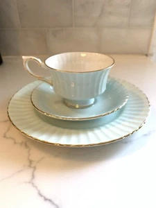 Royal Standard Bone China 3-piece set. Made in England Never used. Display onl - Picture 1 of 14