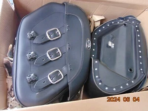 SADDLEMEN 3501-0389 / 0390 RIGID SADDLEBAGS with HARDWARE HONDA VTX 1300/1800 - Picture 1 of 4