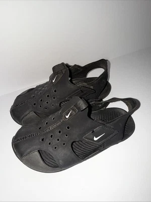 Sandalias Nike protectoras contra rayos solares para niños pequeños zapatos talla 10 c negras usadas Foto 1 de 4