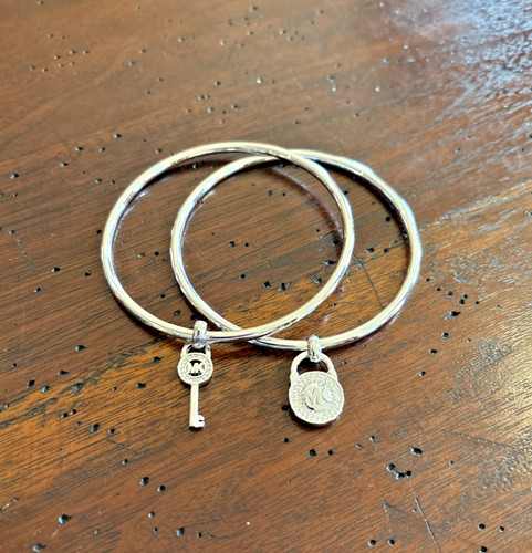 Bracciale MICHAEL KORS tono argento cristallo lucchetto e portachiavi * set di due bracciali