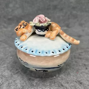 RARO portagioie in ceramica gatto addormentato firmato Olga Goldin con fiori pesci - Foto 1 di 9