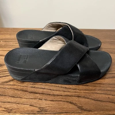 Черные удобные шлепанцы на танкетке FitFlop Lulu Cross Slides Q61-001 повседневные - Изображение 1 из 4