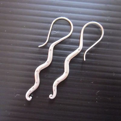 精美银色耳环 Karen 复古时尚悬垂锯齿棒扭杆棒 — 第 1/4 张图片