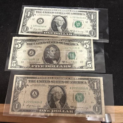 Lot of 1969 Series $1 & $5 Dollar Bill Federal Reserve Note x3 - Image 1 of 2