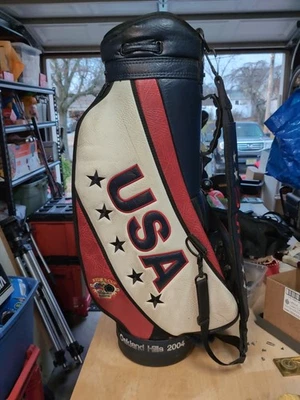 BOLSA RARA OFICIAL 2004 RYDER CUP CARRINHO DE GOLFE OAKLAND HILLS BORDADA Burton - Imagem 1 de 4