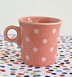 Fiestaware Pfingstrose mit weißen Punkten Ringhenkel Becher Fiesta rosa gepunktet exklusiv - Bild 1 von 4