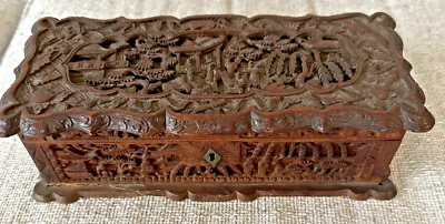 Caja de sándalo tallada a mano cantón chino del siglo XIX. Con llave. Foto 1 de 4