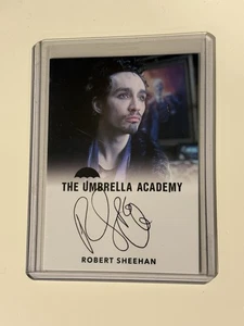 Umbrella Academy 2024 Erweiterung Autogramm Robert Sheehan als Klaus Hargreeves - Bild 1 von 2
