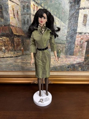 Feito para bonecas da moda e roupa Barbie com cachecol e cinto em verde exército brilhante - Imagem 1 de 4