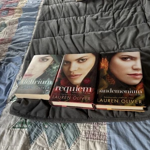 Delirium Trilogy by Lauren Oliver (Paperback/Hardcover) Teen YA Dystopian Series - Bild 1 von 2