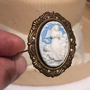 SOMBRERO con CAMEO de ÁNGEL y QUERUBÍN en BLANCO sobre AZUL CLARO - Acabado Latón - Imagen 1 de 10