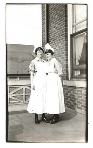 Enfermeras bastante jóvenes en uniforme de la década de 1920 - Hospital de Pensilvania - Medicina atención médica - Imagen 1 de 2