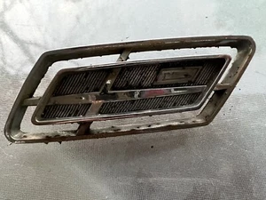 1962? DODGE DART 440 QUARTER PANEL ROOF SAIL MOUNTED CHROME EMBLEM #2216219 LH - Foto 1 di 3
