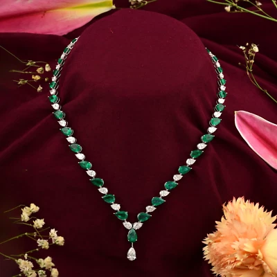 Collar de diamantes CVD cultivados en laboratorio esmeralda zambia pera 34,60 TCW oro blanco de 14 k Foto 1 de 4