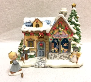 Precious Moments Hawthorne Village Tiny Treasures tienda de juguetes iluminada 79383 con ángel - Imagen 1 de 20