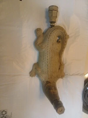 Antiguo aspersor de césped con figura de cocodrilo de bronce o latón con pátina original Foto 1 de 4