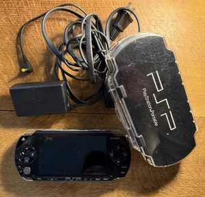 Sony PSP 2001 Schwarz Konsole, Case, Original Netzkabel UNGETESTET - Bild 1 von 4
