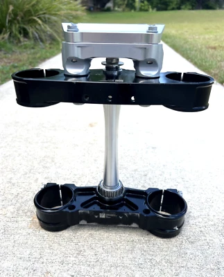 KTM SXF 350 2024 OEM abrazaderas triples OEM soportes de barra FC 250 450 SX-F SXF350 SXF250 Foto 1 de 4