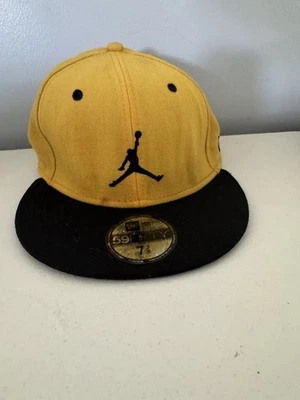 Gorra ajustada Jordan Swoosh Logo 59 Fifty 7 3/8 negra amarilla New Era  Foto 1 de 4