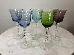 Mehrfarbige 5er Set Tulpe Cordial Gläser mit gedrehten Stielen, 6-1/2" hoch - Bild 1 von 11