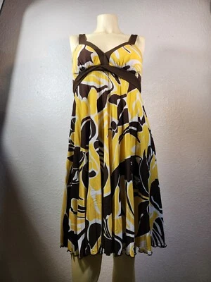 Vestido regata sem palavras tamanho M acolchoado alças costas abertas cinto amarelo marrom - Imagem 1 de 4