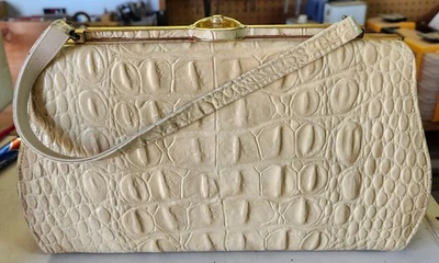 Cartera tipo piel de serpiente color crema vintage con interior bronceado y desgarro Abt 2" Foto 1 de 4