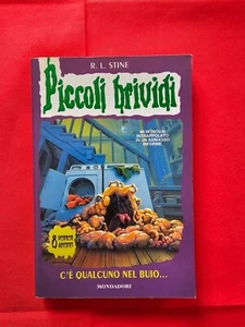 Libro Piccoli Brividi C'E' QUALCUNO NEL BUIO - N.61 CON ADESIVI - Imagen 1 de 2
