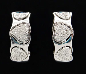 Pendientes Huggie de oro blanco de 18k con patrón de corazón de pestillo de diamantes pavé de 0,32 TCW - Imagen 1 de 5