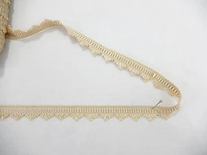 Neu gewebte geflochtene Gimp-Zierleiste. Gerallte Kante. Satinfäden. Beige. 20 Yds. T-299 - Bild 1 von 6