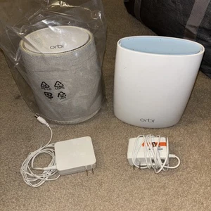 Netgear Orbi RBR50 Router & Harman Kardon RBS40v Satellit mit Ladegeräten - Bild 1 von 7