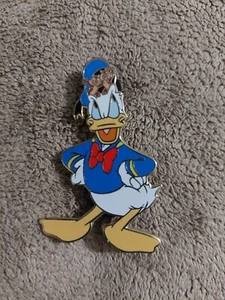 Disney Pin - Disney Auctions - Donald Duck with Chip & Dale.      PP 32214 - Picture 1 of 3