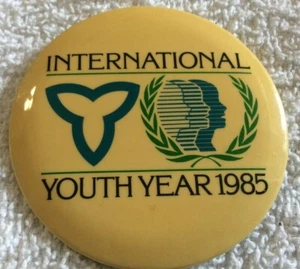 International Youth Year 1985 - Pinback Pin Button 3.0”  - Imagen 1 de 2