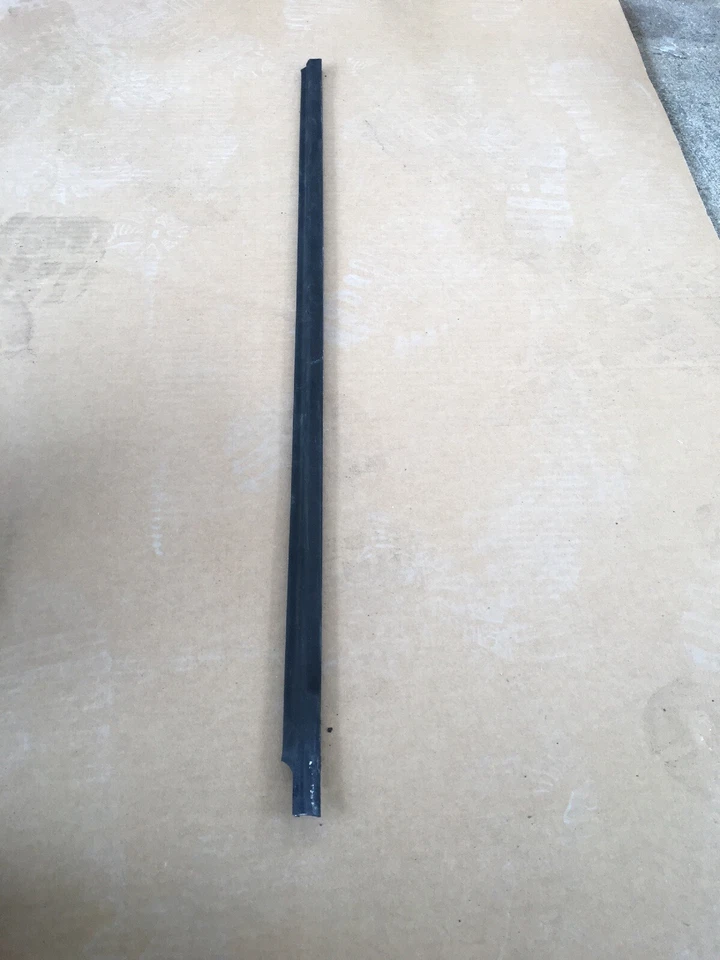 Se adapta a moldura de moldura Nissan 300ZX - puerta turbo izquierda a vidrio original 1984-1985 OEM Foto 1 de 3